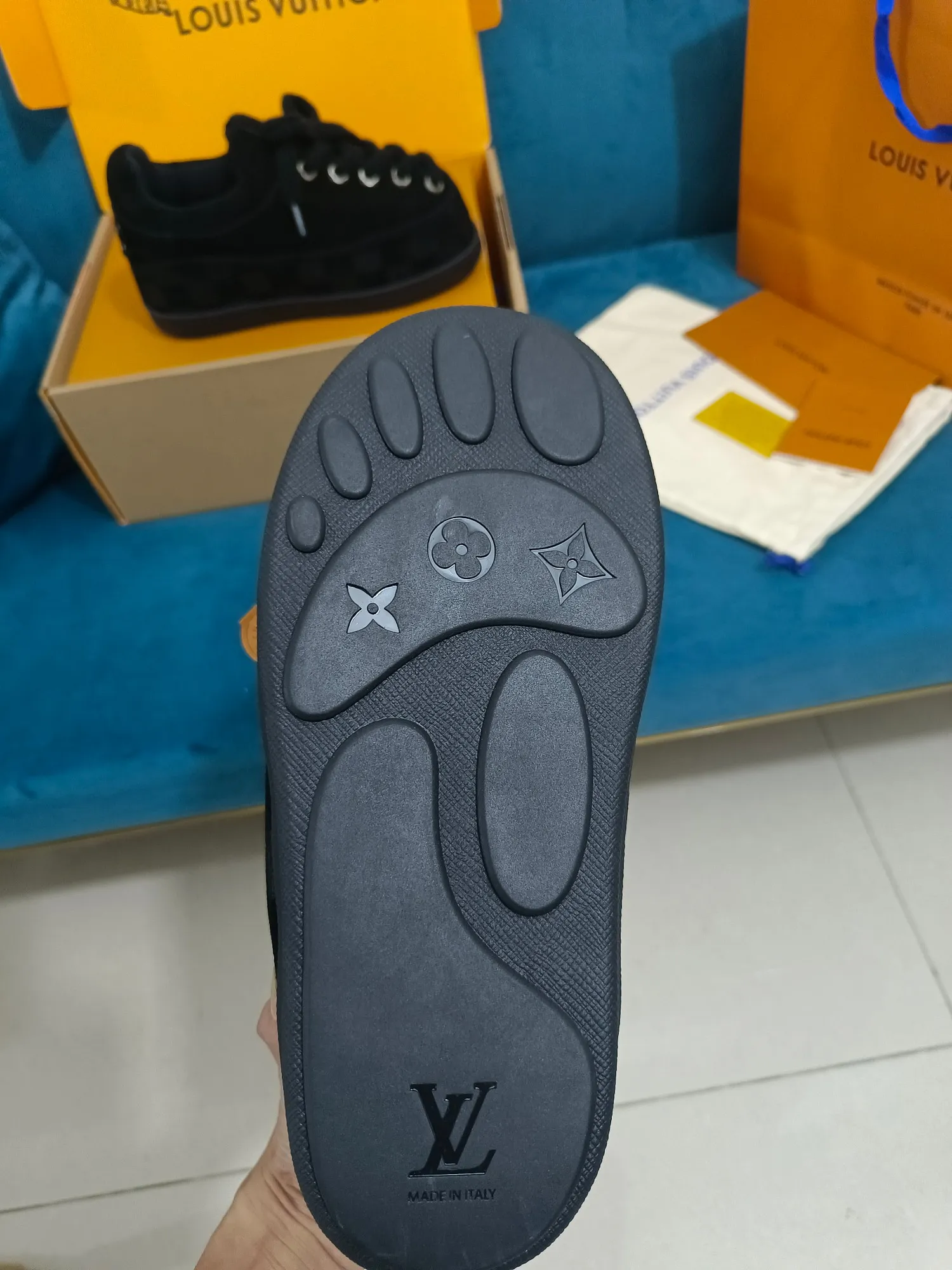 👟👟Ex-factory price 640👟👟 LV YETI slip-on shoes, based on suede cow leather, partially embossed with Nigo's reinterpretation of LV Damier pattern, cleverly echoing the Chinese tradition of taking off shoes when entering the house, and the "small feet" aesthetic is integrated into Chinese street genes. The palm-printed rubber outsole hides the LV letters and Monogram flowers. The exquisite craftsmanship made in Italy shows the brand's heritage in a comfortable slip-on style. The reservation mode adds a unique style, it is traditional and trendy, and it is suitable for couples aged 35-45.
